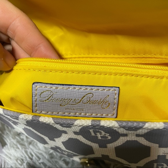 💕Dooney and Bourke Sanibel crossbody/shoulder bag💕 - Picture 4 of 10